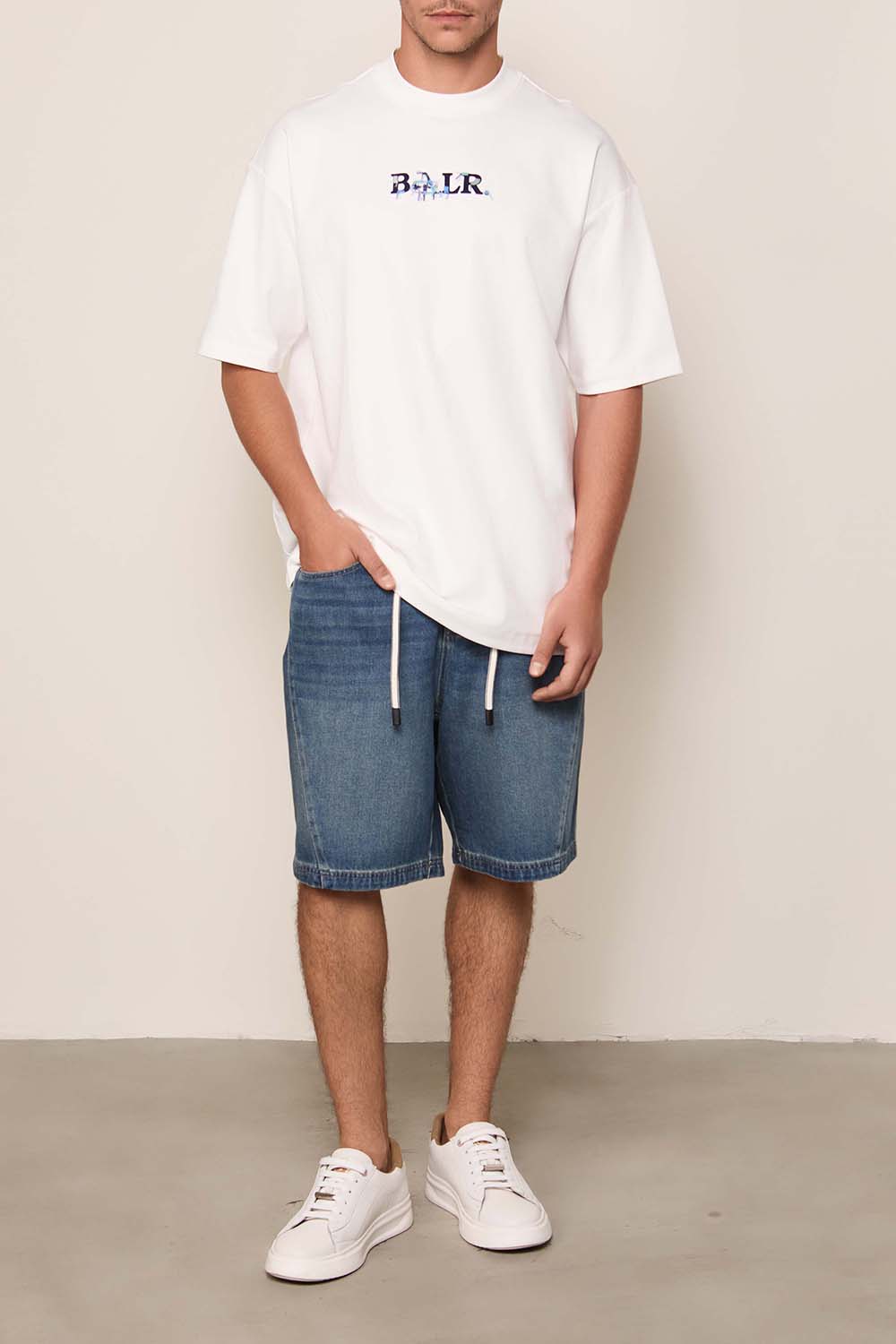 תמונת כל הלוק של חולצת טי